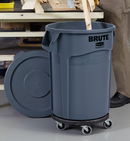 Brute® Cubo de Basura Gris Capacidad de 121.1L  o 32 gallon FG263200GRAY