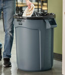 Brute® Cubo de Basura Gris Capacidad de 121.1L  o 32 gallon FG263200GRAY