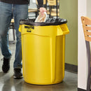 Contenedor BRUTE® 121 L Amarillo Rubbermaid Commercial FG263200YEL