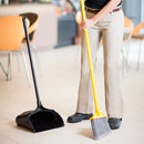 RECOGEDOR LOBBY PRO® EXECUTIVE SERIES™ NEGRO CON BASTÓN LARGO RUBBERMAID